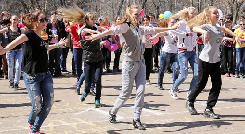 English show flashmob in school yard