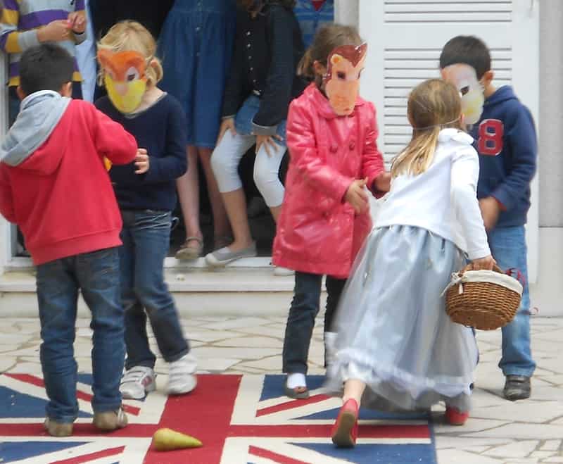 children acting Hetty and the Lion with masks