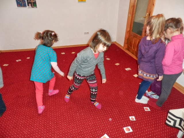 Preschool EAL learners playing musical flashcards