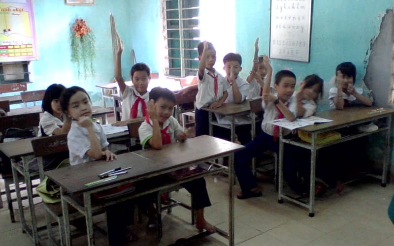kids playing game in ESL classroom to learn the time